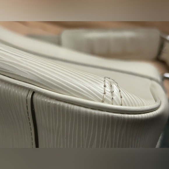 SOLD This is a gorgeous, authentic Louis Vuitton. Feel free to send offers. - Picture 11 of 16